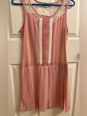 erGuo by Minty Dusty Pink and White Lace-Trim Pleated Drop Waist Dress